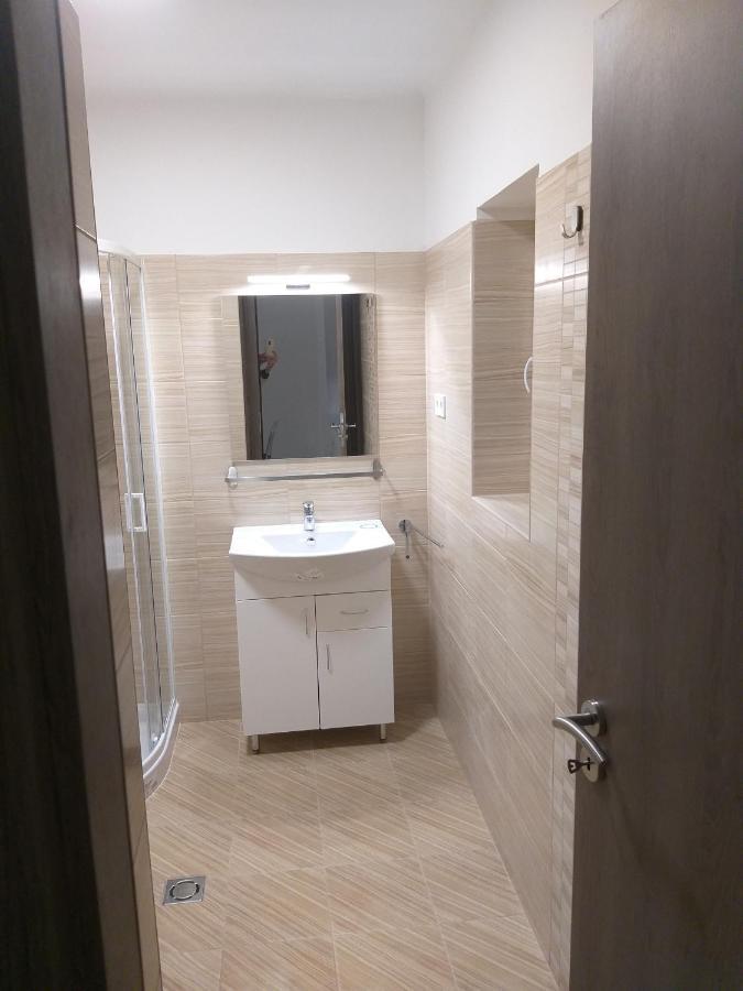 Apartment In Balatonlelle 40765 Eksteriør bilde